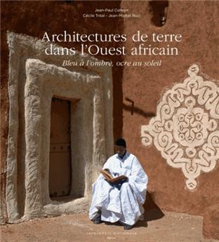 ARCHITECTURES DE TERRE DANS L´OUEST AFRICAIN  Bleu a l´ombre, ocre au soleil.